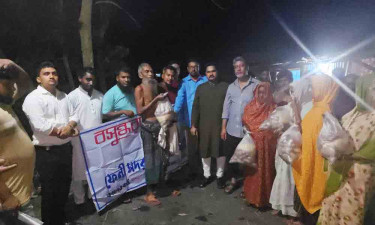 ফেনীতে বন্যায় ক্ষতিগ্রস্তদের মাঝে বসুন্ধরা শুভসংঘের ত্রাণসামগ্রী বিতরণ