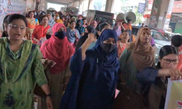 সচিবালয় অভিমুখে 'তথ্য আপা'রা