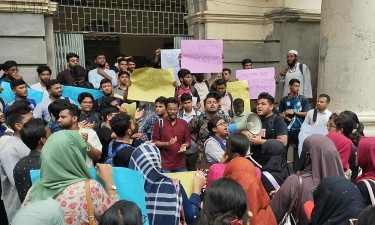 জবিতে ২ শিক্ষকের ওপর হামলার প্রতিবাদে শিক্ষার্থীদের বিক্ষোভ