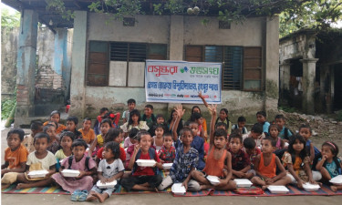 জুলাই শহীদদের স্মরণে বসুন্ধরা শুভসংঘের আয়োজনে সুবিধাবঞ্চিত শিশুদের মাঝে খাবার বিতরণ