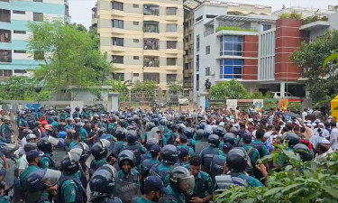 মহাখালীতে সিএনজি চালকদের আন্দোলনে পুলিশের বাধা