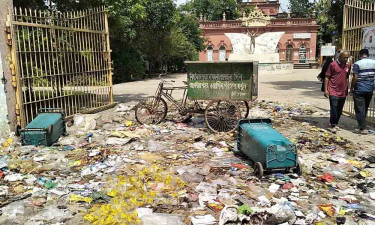 বেতন-বোনাস বৃদ্ধির দাবিতে কুষ্টিয়া পৌরসভার ফটকে ময়লা ফেলে বিক্ষোভ