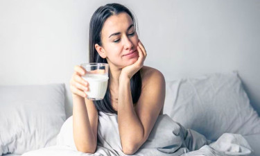 রাতে ঘুমানোর আগে দুধ খেলে কী হয়