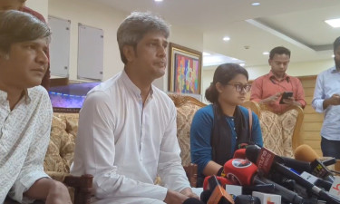 ঐকমত্য কমিশনের বৈঠক শেষে কথা বলছে বিভিন্ন রাজনৈতিক প্রতিনিধিদল