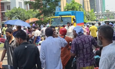 মহাখালীতে সড়ক অবরোধ করেছেন সিএনজিচালকরা