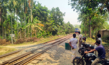 গেটম্যান থাকলেও নেই গেট ও ডিউটিঘর