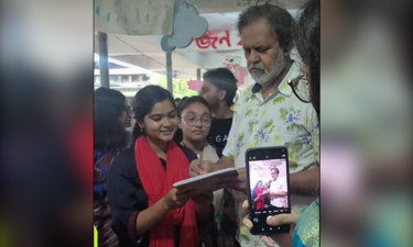 অটোগ্রাফ দিচ্ছেন অভিনেতা তারিক আনাম খান