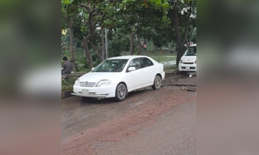 সামনের রাস্তা ফাঁকা, তবু খানাখন্দে আটকে যায় যানবাহন