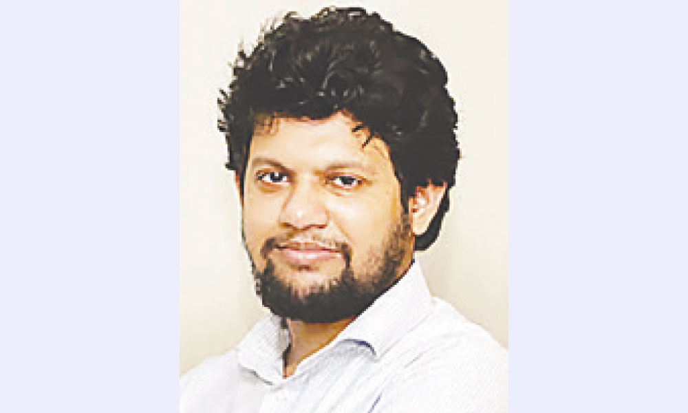বড় শয়তান এখনো কাঁধে শ্বাস ফেলছে