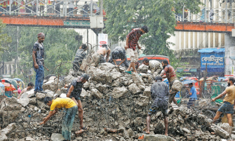 ধ্বংসাবশেষ থেকে লোহার রড লুট