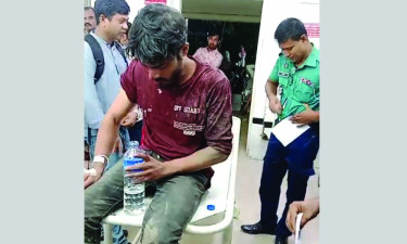 গলার চেইন নিয়ে পালানোর সময় গাড়িচাপায় আহত ছিনতাইকারী আটক