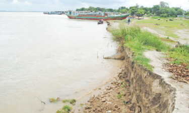 নদীর পারে ভাঙন