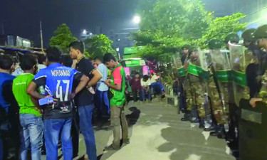 শেকৃবি শিক্ষার্থীদের সঙ্গে মাছ ব্যবসায়ীদের ধাওয়া-পাল্টাধাওয়া