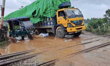 রেললাইনে ট্রাক বিকল, উত্তরবঙ্গের সঙ্গে রেল যোগাযোগ বন্ধ