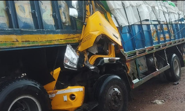 দাঁড়িয়ে থাকা ট্রাকে অপর ট্রাকের ধাক্কা, চালক ও হেলপার নিহত