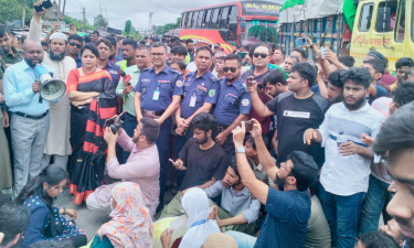 বরিশালে স্বাস্থ্য কর্মকর্তার অপসারণ দাবিতে মহাসড়ক অবরোধ