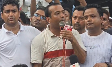বিক্ষোভ শেষে সমাবেশে বক্তব্য রাখছেন ছাত্রদল সভাপতি রাকিব
