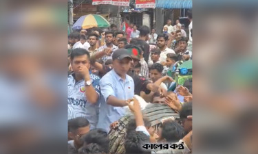 বৃষ্টিতে না ভিজতে পলিথিন বিতরণ ছাত্রদলের সমাবেশে