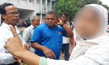 আদালত চত্বরে নারীর সঙ্গে কাজির লাথালাথি