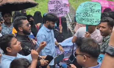 রেলগেট নির্মাণের দাবিতে উত্তাল সরকারি আজিজুল হক কলেজ