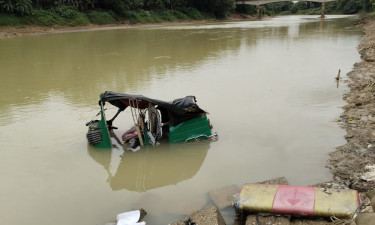 প্রথমে অটোরিকশা, পরে চালকের লাশ মেলে ভোগাই নদীতে