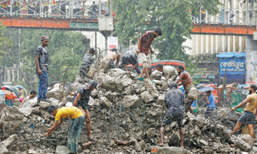 ধ্বংসাবশেষ থেকে লোহার রড লুট