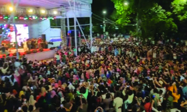 তিল ধারণের ঠাঁই নেই টিএসসিতে, হল ছেড়ে আবারও সড়কে নারী শিক্ষার্থীরা