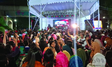 মধ্যরাতে প্রতিবাদী ‌‘রাজাকার’ স্লোগানে রাজু ভাস্কর্যে নারী শিক্ষার্থীরা