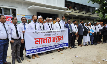 স্বতন্ত্র বিচার বিভাগীয় সচিবালয়ের দাবিতে পঞ্চগড়ে আইনজীবীদের মানববন্ধন