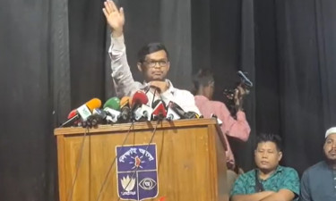 ‘গণ-অভ্যুত্থানের বাঁকবদলের দিনে’ শীর্ষক অনুষ্ঠানে বক্তব্য দেন আবু বাকের মজুমদার