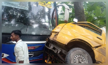 ঢাকা-বরিশাল মহাসড়কে বাস-পিকআপের ত্রিমুখী সংঘর্ষ, আহত ২