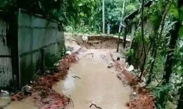 বন্যার পানি নামছে, ভেসে উঠছে ক্ষয়ক্ষতির ছবি