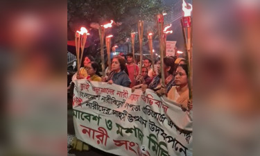 শাহবাগে নারী সংহতির মশাল মিছিল
