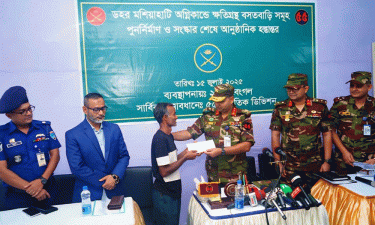 যশোরে অগ্নিকাণ্ডে ক্ষতিগ্রস্ত পরিবারকে সেনাবাহিনীর সহায়তা
