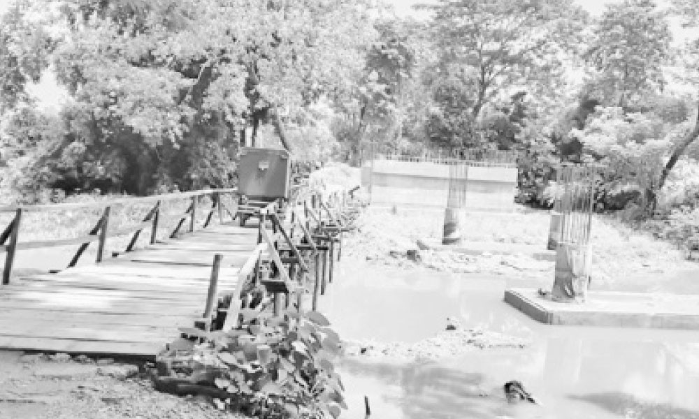 সেতুর কাজ বন্ধ রাখায় দুর্ভোগে এলাকাবাসী