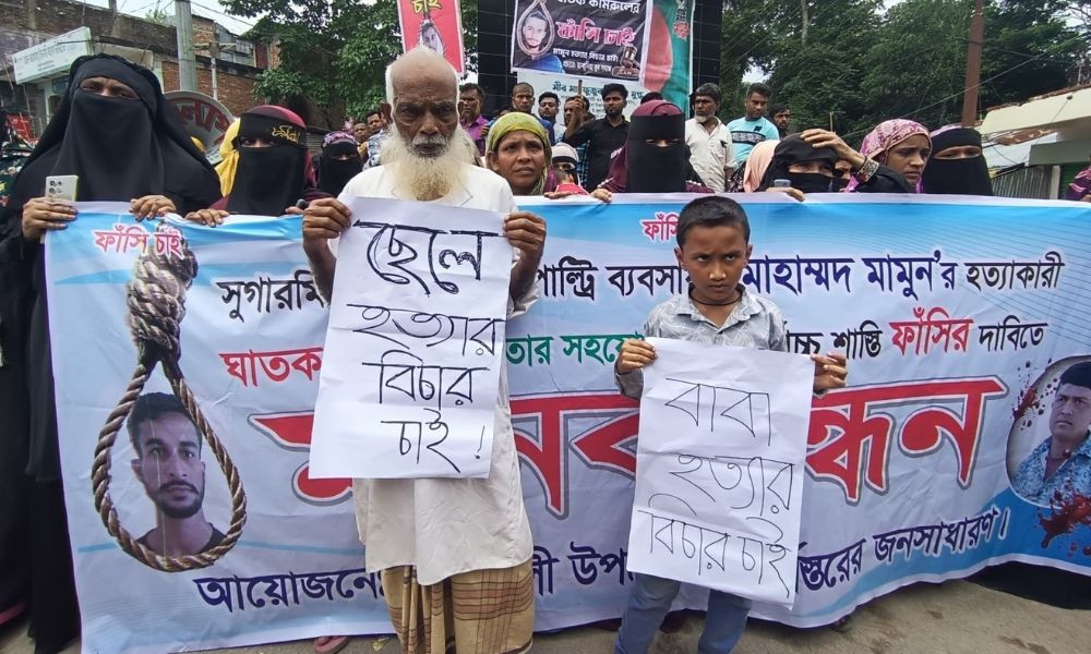 কাউখালীতে মামুন হত্যার বিচারের দাবিতে স্থানীয়দের মানববন্ধন