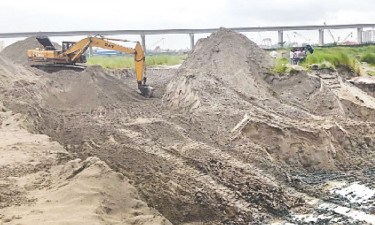 কেরানীগঞ্জে বেপরোয়া মাটিচোরচক্র