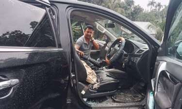 গোপালগঞ্জে এবার ইউএনওর গাড়িতে ছাত্রলীগ-আওয়ামী লীগের হামলা