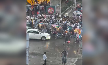 শাহবাগে ব্লকেড ছেড়ে রাস্তার এক পাশে অবস্থান নিয়েছেন বৈষম্যবিরোধীরা
