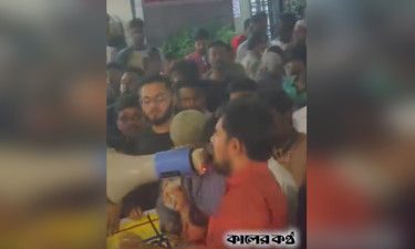 এনসিপি কার্যালয়ের সামনে বিক্ষোভ করছেন নেতাকর্মীরা