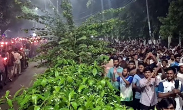 ঢাবিতে পাশাপাশি ছাত্রদল ও শিবিরের মিছিল