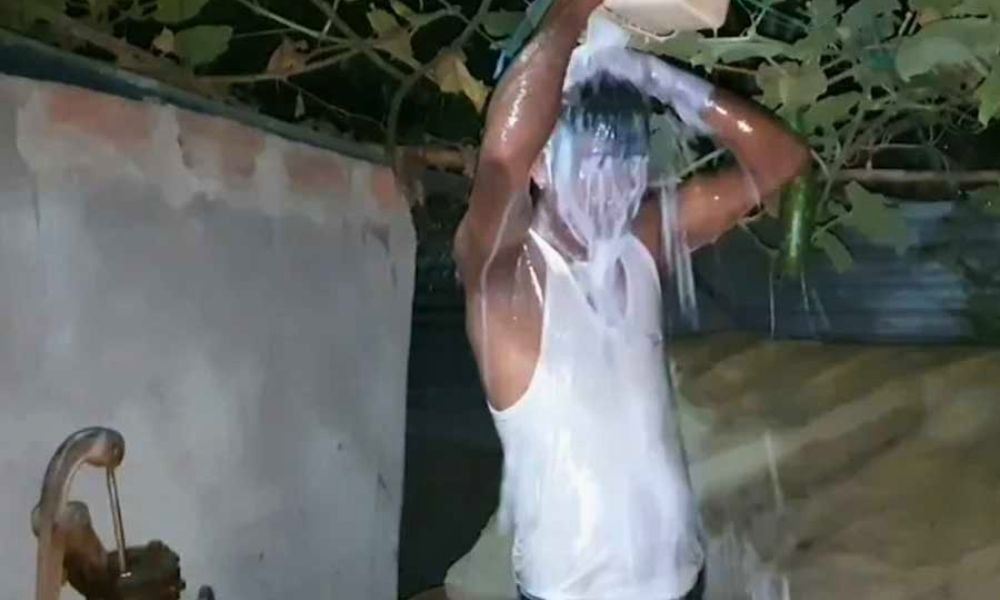 বিচ্ছেদের পর দুধ দিয়ে গোসল করে যুবকের ‘স্বাধীনতা’ উদযাপন