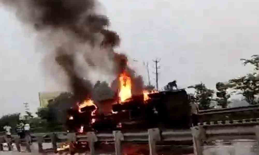 ঢাকা-মাওয়া এক্সপ্রেসওয়েতে মুরগিবাহী গাড়িতে আগুন