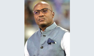 লারার আঙুল ক্রিকেট বোর্ডের দিকে