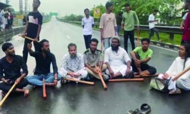 এনসিপি নেতাদের ওপর হামলার প্রতিবাদে ঢাকা-মাওয়া মহাসড়ক অবরোধ