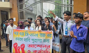 শিক্ষা বোর্ডের সামনে পাসের দাবিতে এসএসসি ফেল শিক্ষার্থীরা