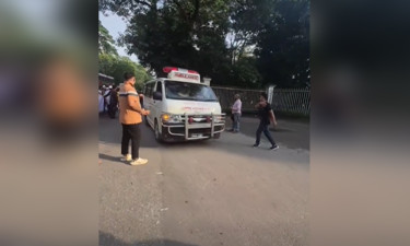 বিক্ষোভের সময় অ্যাম্বুল্যান্স যাওয়ার রাস্তা ছেড়ে দিলেন যুবদল নেতাকর্মীরা