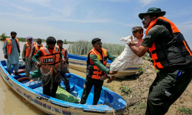 পাকিস্তানে বৃষ্টিজনিত দুর্ঘটনায় প্রাণহানি বেড়ে ৬৩