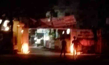 মধ্যরাতে এনসিপির তোরণে দুর্বৃত্তদের আগুন