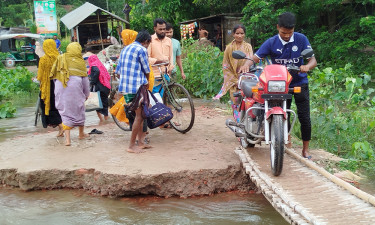 নির্মাণাধীন সেতুর বিকল্প সড়কে ভাঙন, ভোগান্তিতে ৪০ গ্রামের মানুষ